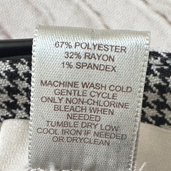 Ann Taylor LOFT Size 4
Classic Houndstooth | Original Fit |Office| Casual - Picture 7 of 7